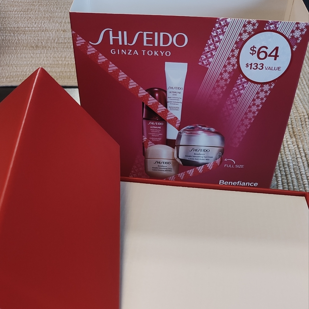 Gift set : Shiseido Benefiance Wrinkle smoothing cream (4 pieces)